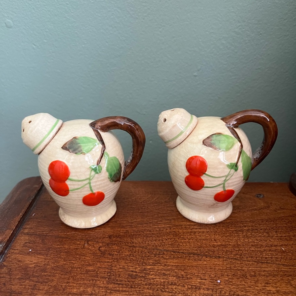 VINTAGE MARUHON WARE HAND PAINTED CHERRIES CERAMIC SALT & PEPPER SHAKER SET